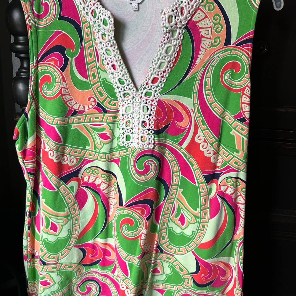 Crown & Ivy Sleeveless Green and Pink Graphic Tunic